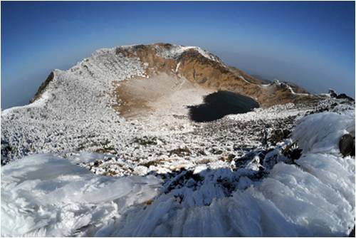 Crater of Mount Halla in Winter.jpg